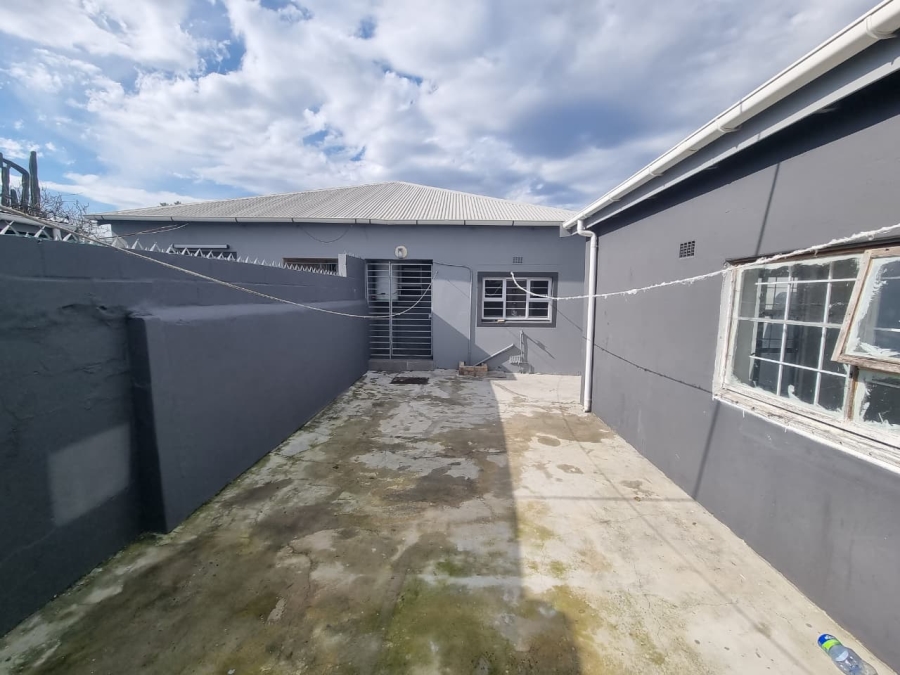 To Let 2 Bedroom Property for Rent in Lansdowne Western Cape